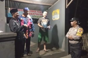 Bhabinkamtibmas Songgokerto Lakukan Patroli Dialogis Wujudkan Keamanan dan Ketertiban