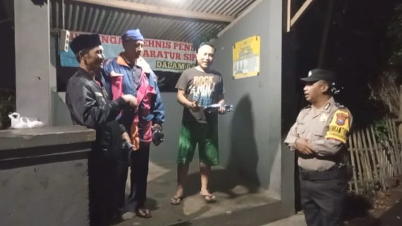 Bhabinkamtibmas Songgokerto Lakukan Patroli Dialogis Wujudkan Keamanan dan Ketertiban