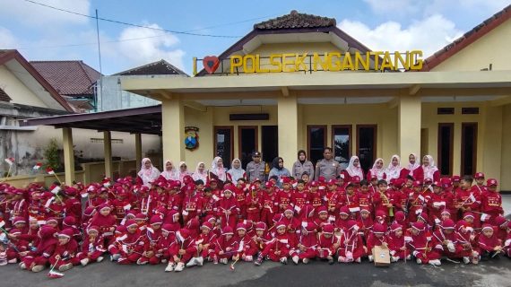 Polsek Ngantang Terima Kunjungan Siswa RA. Sunan Ampel, Kenalkan Tugas Polri dan Cinta Tanah Air