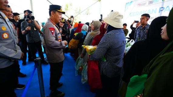 Kapolri Berikan Bansos dan Salurkan Bahan Pangan Murah di Semarang