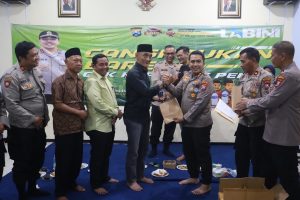 Cangkrukan Kamtibmas Polres Pelabuhan Tanjungperak Beri 200 Kunci Ganda Motor ke Warga