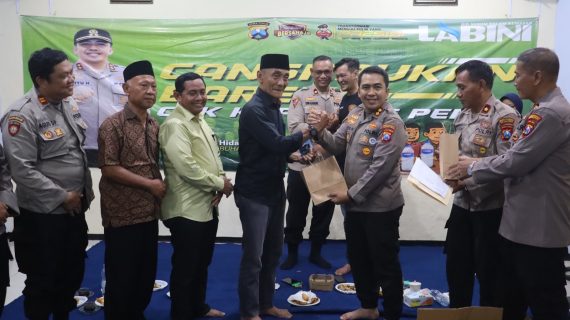 Cangkrukan Kamtibmas Polres Pelabuhan Tanjungperak Beri 200 Kunci Ganda Motor ke Warga
