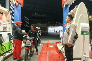 Personil Piket Polsek Batu Polres Batu Laksanakan Patroli Rutin di SPBU untuk Meningkatkan Keamanan