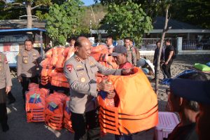 Kapolda Jatim Kunjungi Kelompok Nelayan dan Sadar Wisata di Pantai Pasir Putih Situbondo, Beri Bantuan Alat Keselamatan dan Sembako