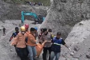 Tim SAR Gabungan Polres Magetan Berhasil Evakuasi Korban Longsor Tambang Trosono