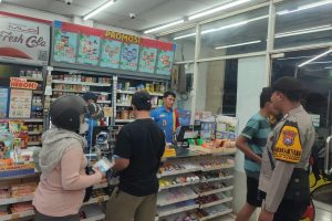 Anggota Polsek Kasembon Laksanakan Patroli Dialogis dengan Karyawan Indomaret untuk Meningkatkan Harkamtibmas