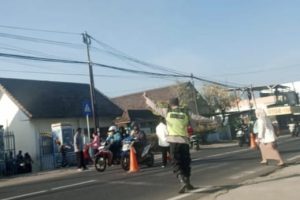 Lancar dan Aman, Polsek Pujon Turun Tangan Lakukan Penyeberangan dan Pengaturan