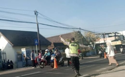 Lancar dan Aman, Polsek Pujon Turun Tangan Lakukan Penyeberangan dan Pengaturan