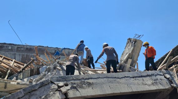 Tim SAR Brimob Polda Jatim Sisir Puing Bangunan Roboh di Ponpes Al Khoziny