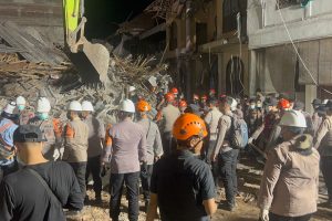 Ratusan Personel Polresta Sidoarjo Berjibaku Bersihkan Puing Bangunan Ponpes Al Khoziny