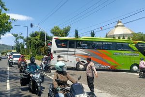 Polsek Pujon Amankan dan Atur Lalu Lintas Antisipasi Gangguan