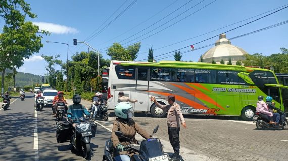 Polsek Pujon Amankan dan Atur Lalu Lintas Antisipasi Gangguan