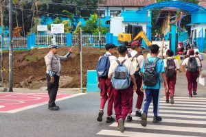 Hadir untuk masyarakat, Anggota Lalu lintas lakukan penyeberangan siswa siswi sekolah di pagi hari