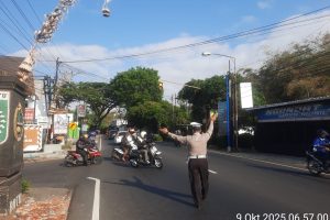 Anggota Satlantas Polres Batu Laksanakan Pengaturan Arus Lalu Lintas Sore Hari untuk Antisipasi Kemacetan
