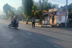 Anggota Bhabinkamtibmas Lakukan Pengaturan Lalu lintas guna meminimalisir laka lantas di wilayah Kasembon