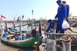 Harkamtibmas : Patroli Pesisir Polres Situbondo Berbagi Nasi Bungkus untuk Nelayan