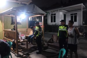 Personil Polsek Bumiaji Polres Batu Laksanakan Patroli Dialogis Kamtibmas dengan Warga yang Melaksanakan Ronda