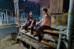 Personil Polsek Ngantang Polres Batu Bersama Warga Laksanakan Siskamling dan Himbauan Kamtibmas