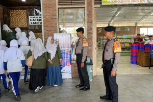 Antisipasi Gangguan Kamtibmas, Unit Pam Obvit Sat Samapta Polres Batu Laksanakan Patroli Dialogis di Pusat Oleh-oleh