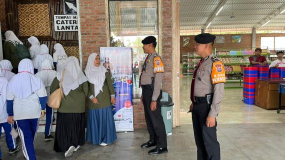 Antisipasi Gangguan Kamtibmas, Unit Pam Obvit Sat Samapta Polres Batu Laksanakan Patroli Dialogis di Pusat Oleh-oleh
