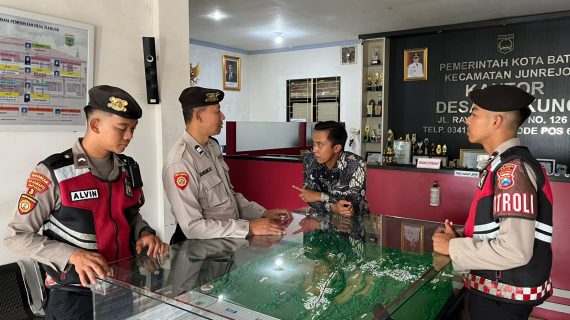 Jaga Kondusifitas, Unit Patroli Sat Samapta Polres Batu Laksanakan Patroli Dialogis dengan Perangkat Desa