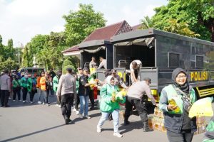 Polda Jatim Peduli Masyarakat Gelar Baksos Salurkan Bantuan untuk Ribuan Warga