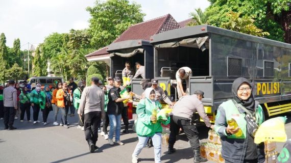 Polda Jatim Peduli Masyarakat Gelar Baksos Salurkan Bantuan untuk Ribuan Warga