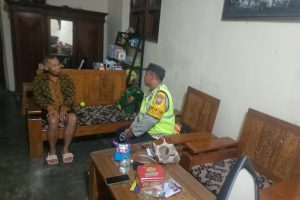 Personel Polsek Ngantang Lakukan Patroli Dialogis, Ajak Warga Aktif Jaga Lingkungan Melalui Siskamling