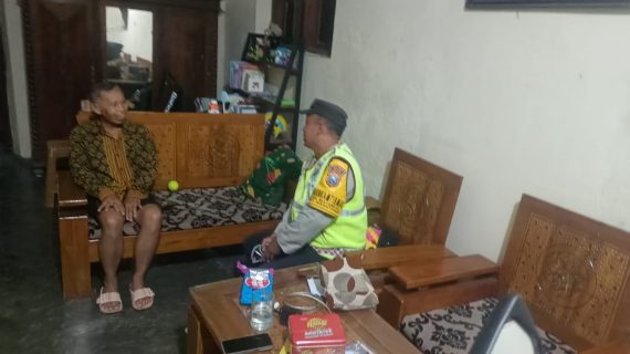 Personel Polsek Ngantang Lakukan Patroli Dialogis, Ajak Warga Aktif Jaga Lingkungan Melalui Siskamling