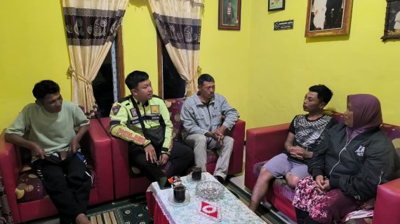 Bhabinkamtibmas Laksanakan Patroli Dialogis, Perkuat Sinergi dengan Warga untuk Keamanan Lingkungan