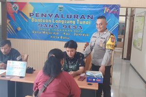Bhabinkamtibmas Mojorejo Dampingi Penyaluran BLT di Balai Desa