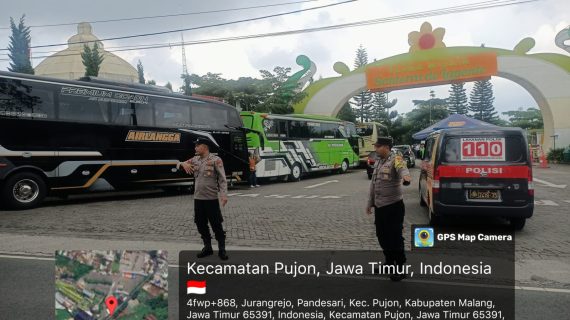 Antisipasi Keramaian Wisata, Personel Polsek Pujon Amankan dan Atur Lalin di Lokasi Wisata