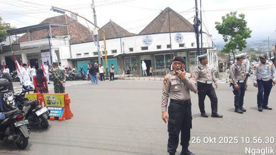 Personel Gabungan Polres Batu Lakukan Pengamanan Batu Art Flower Festival dalam Rangka Memperingati HUT Kota Batu ke-24