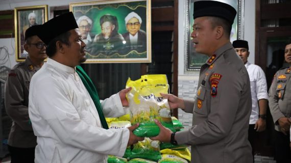 Peringati Hari Santri, Polres Tulungagung Salurkan Bantuan 15 ton Beras untuk 60 Pondok Pesantren