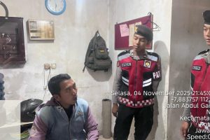 Anggota Sat Samapta Polres Batu patroli dialogis bersama petugas security wilayh Kota Batu