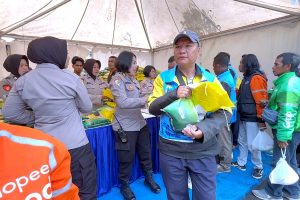 Ribuan Driver Ojol Deklarasi Kamtibmas “Jogo Jatim” di Stadion Gajayana Polresta Malang Kota Berbagi Beras dan Helm Gratis