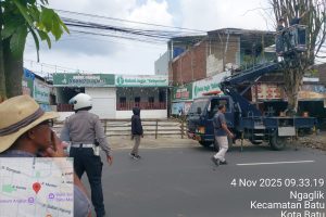 Proaktif Cegah Bencana, Personel Satlantas Kawal Pemangkasan Pohon