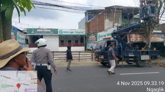 Proaktif Cegah Bencana, Personel Satlantas Kawal Pemangkasan Pohon