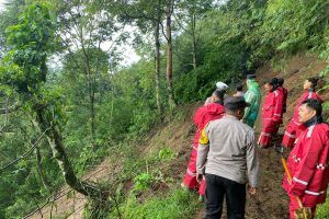 Polres Batu bersama BPBD sigap bersihkan Longsor di Coban Talun
