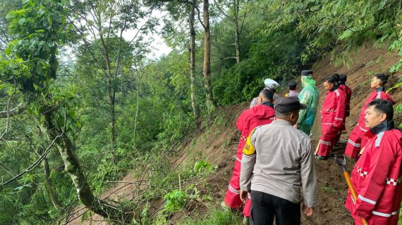 Polres Batu bersama BPBD sigap bersihkan Longsor di Coban Talun