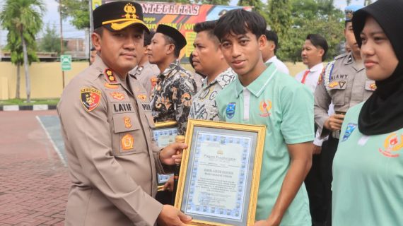 Kapolres Probolinggo Beri Penghargaan Dua Atlet Arung Jeram yang Melawan Begal