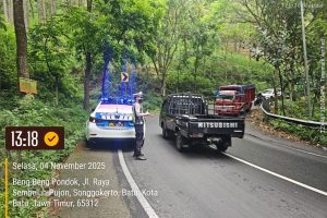 Antisipasi Bencana, Satlantas Polres Batu Laksanakan Patroli di Lokasi Longsor dan Pohon Tumbang