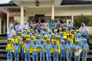 Outing Class Seru, TK Darul Aqsa Kunjungi Polsek Junrejo