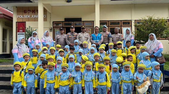 Outing Class Seru, TK Darul Aqsa Kunjungi Polsek Junrejo