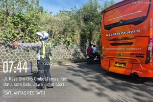 Antisipasi Macet Parah, Satlantas Polres Batu Amankan Lalu Lintas di Lokasi Bus Mogok