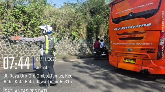 Antisipasi Macet Parah, Satlantas Polres Batu Amankan Lalu Lintas di Lokasi Bus Mogok
