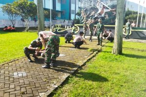 Sinergi TNI-Polri : Koramil dan Polsek Pujon Bersih-Bersih TMP