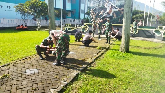 Sinergi TNI-Polri : Koramil dan Polsek Pujon Bersih-Bersih TMP