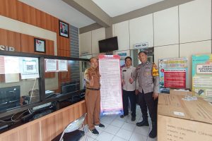Bhabinkamtibmas dan Kelurahan Sisir Pasang Stand Banner Layanan SKTLK, Permudah Warga Urus Surat Kehilangan