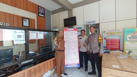 Bhabinkamtibmas dan Kelurahan Sisir Pasang Stand Banner Layanan SKTLK, Permudah Warga Urus Surat Kehilangan